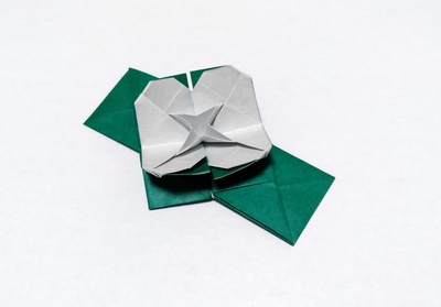 Origami Flower-shaped chopstick holder by Aoyagi Shoko on giladorigami.com