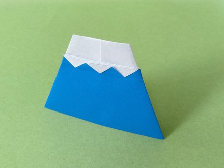 Origami Mt. Fuji nameplate by Suzuki Atsuko on giladorigami.com